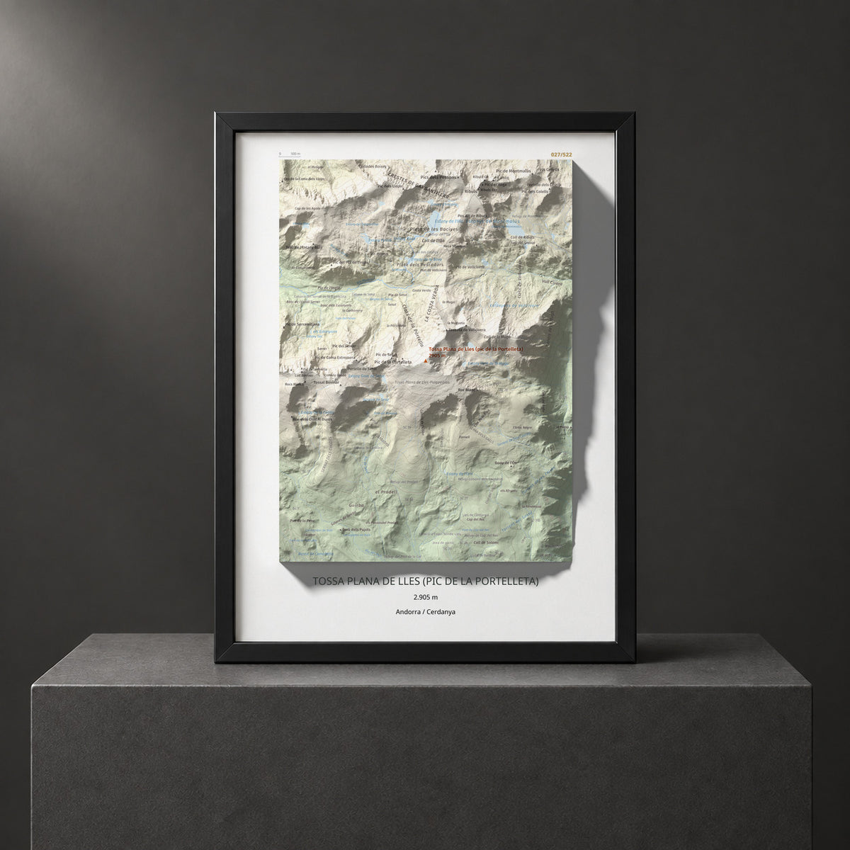 Mapa de relieve de Tossa Plana de Lles (pic de la Portelleta), 2905 m, Andorra · Cerdanya, lámina 100 Cims de Trobart. Presentación enmarcada. 30 × 40 cm.