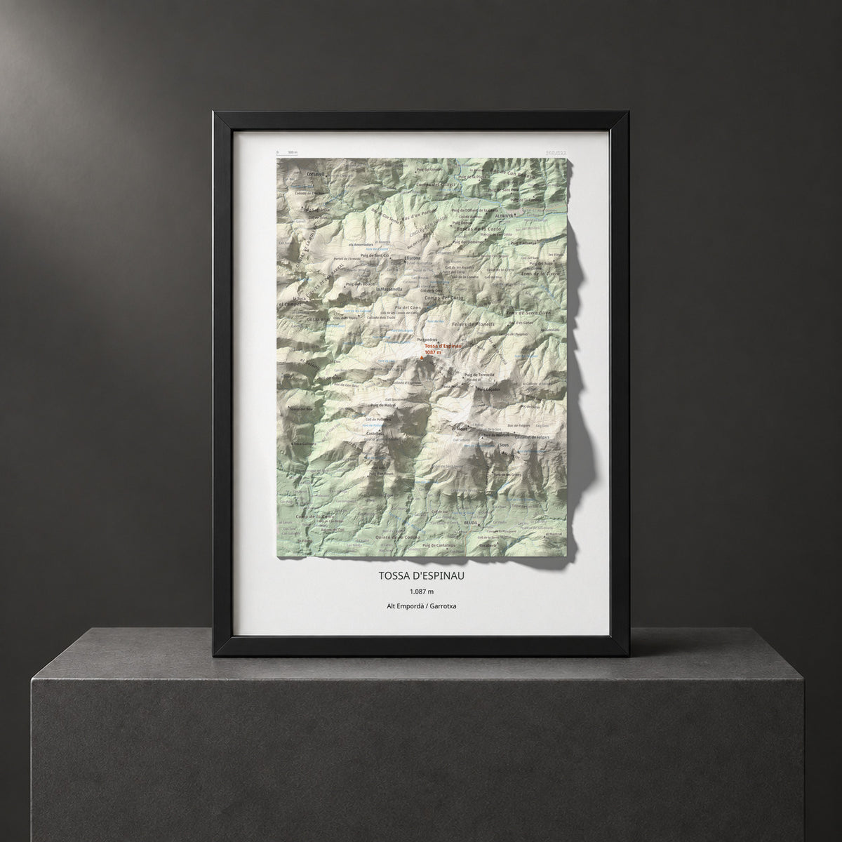 Mapa de relieve de Tossa d'Espinau, 1087 m, Alt Empordà · Garrotxa, lámina 100 Cims de Trobart. Presentación enmarcada. 30 × 40 cm.