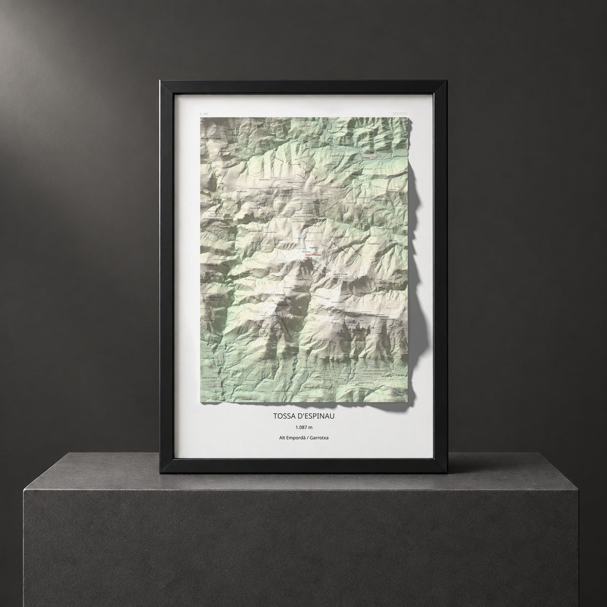 Mapa de relieve de Tossa d'Espinau, 1087 m, Alt Empordà · Garrotxa, lámina 100 Cims de Trobart. Presentación enmarcada. 50 × 70 cm.
