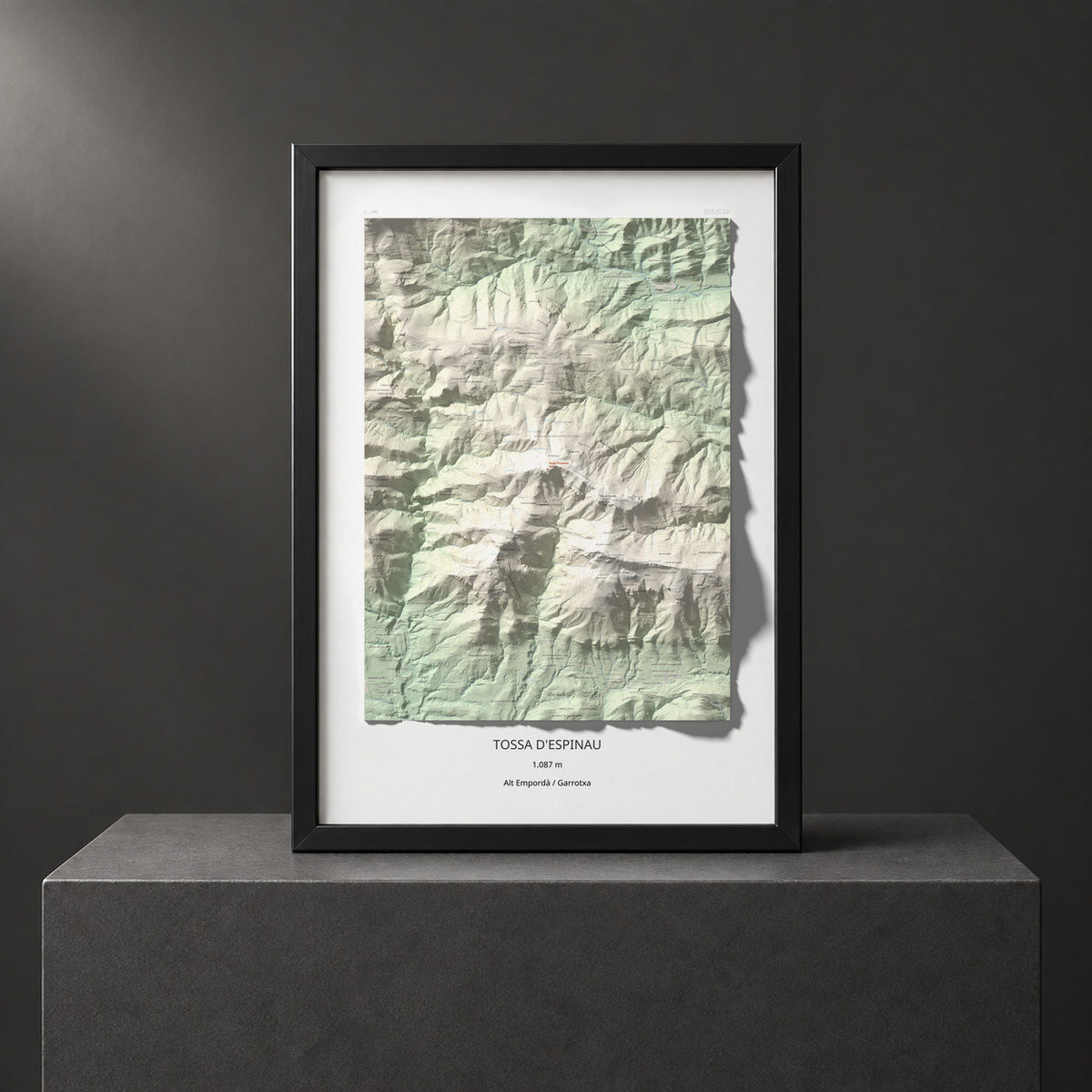 Mapa de relieve de Tossa d'Espinau, 1087 m, Alt Empordà · Garrotxa, lámina 100 Cims de Trobart. Presentación enmarcada. 70 × 100 cm.