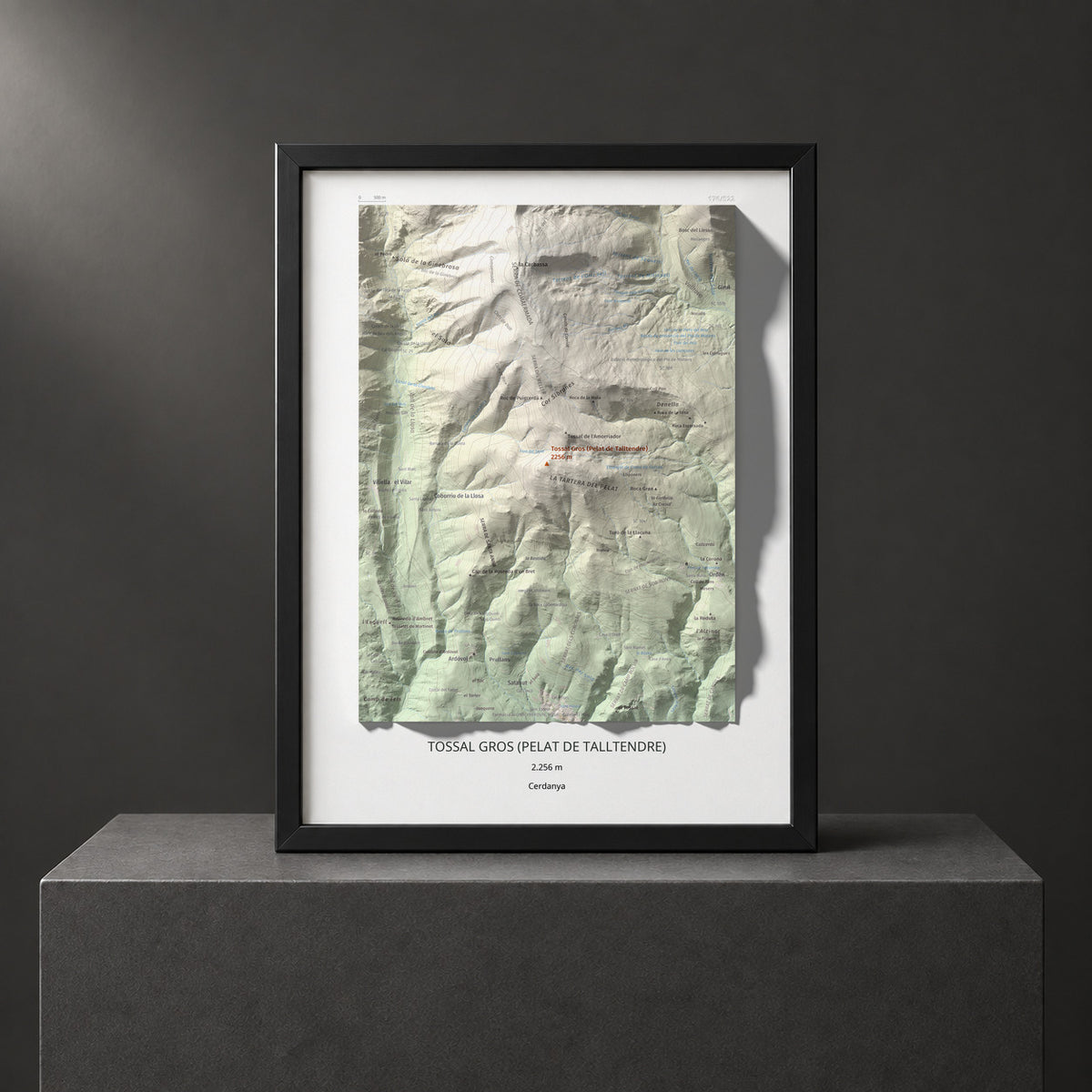 Mapa de relieve de Tossal Gros (Pelat de Talltendre), 2256 m, Cerdanya, lámina 100 Cims de Trobart. Presentación enmarcada. 30 × 40 cm.