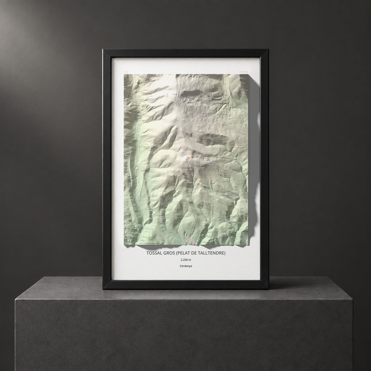 Mapa de relieve de Tossal Gros (Pelat de Talltendre), 2256 m, Cerdanya, lámina 100 Cims de Trobart. Presentación enmarcada. 61 × 91 cm.