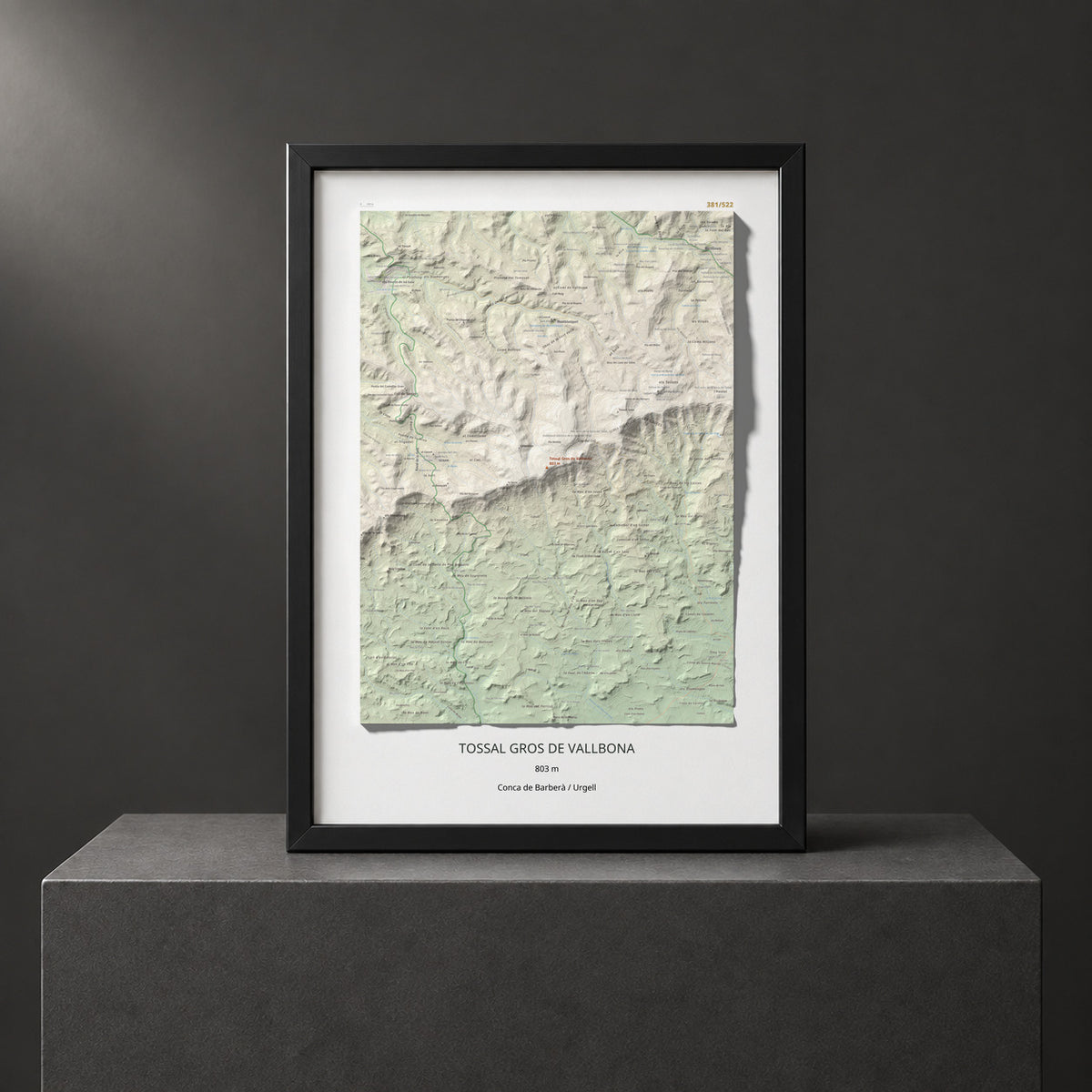 Mapa de relieve de Tossal Gros de Vallbona, 803 m, Conca de Barberà · Urgell, lámina 100 Cims de Trobart. Presentación enmarcada. 50 × 70 cm.