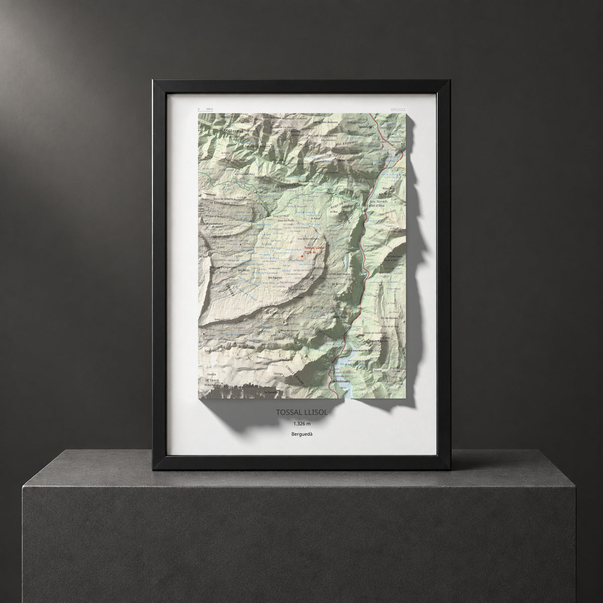 Mapa de relieve de Tossal Llisol, 1326 m, Berguedà, lámina 100 Cims de Trobart. Presentación enmarcada. 30 × 40 cm.