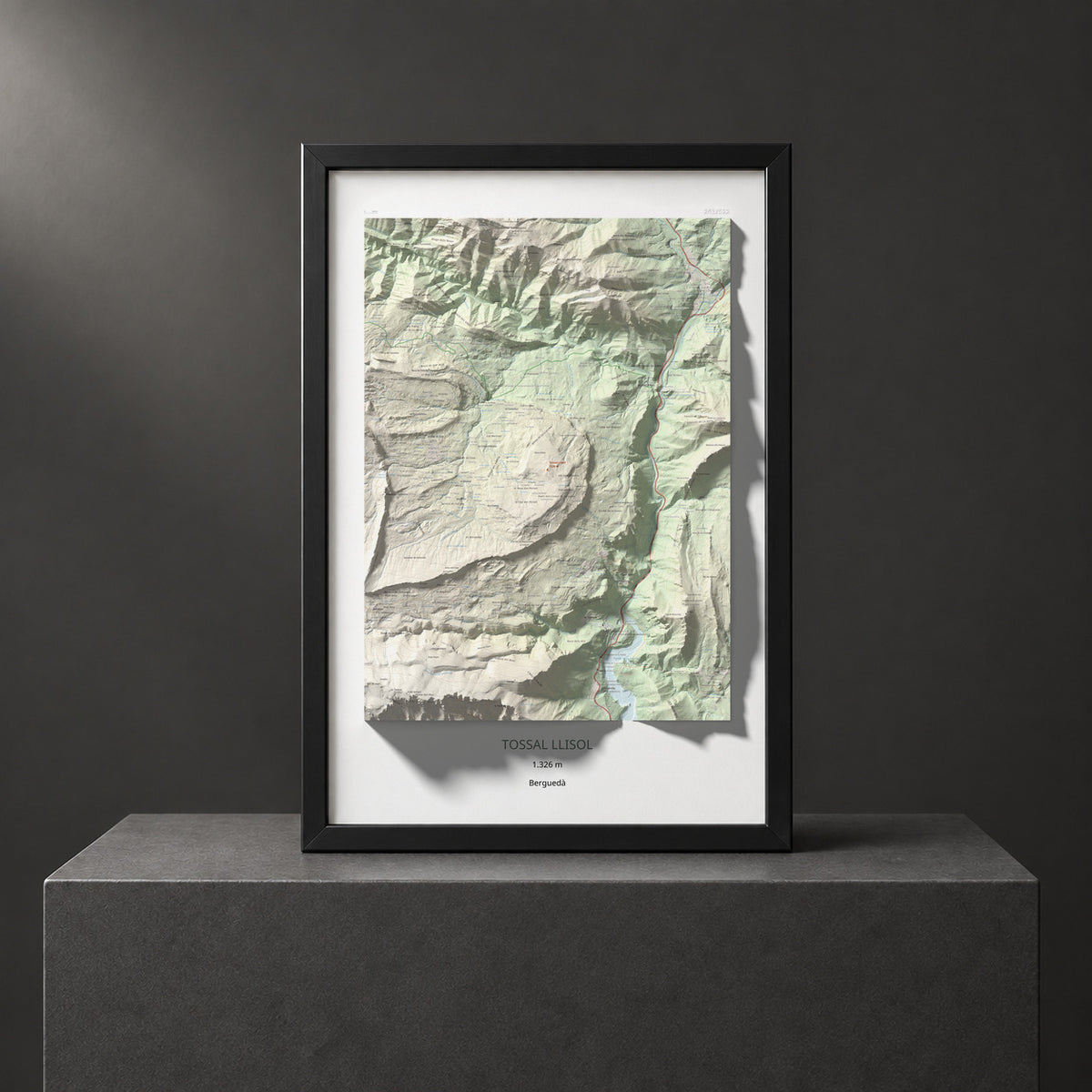 Mapa de relieve de Tossal Llisol, 1326 m, Berguedà, lámina 100 Cims de Trobart. Presentación enmarcada. 61 × 91 cm.