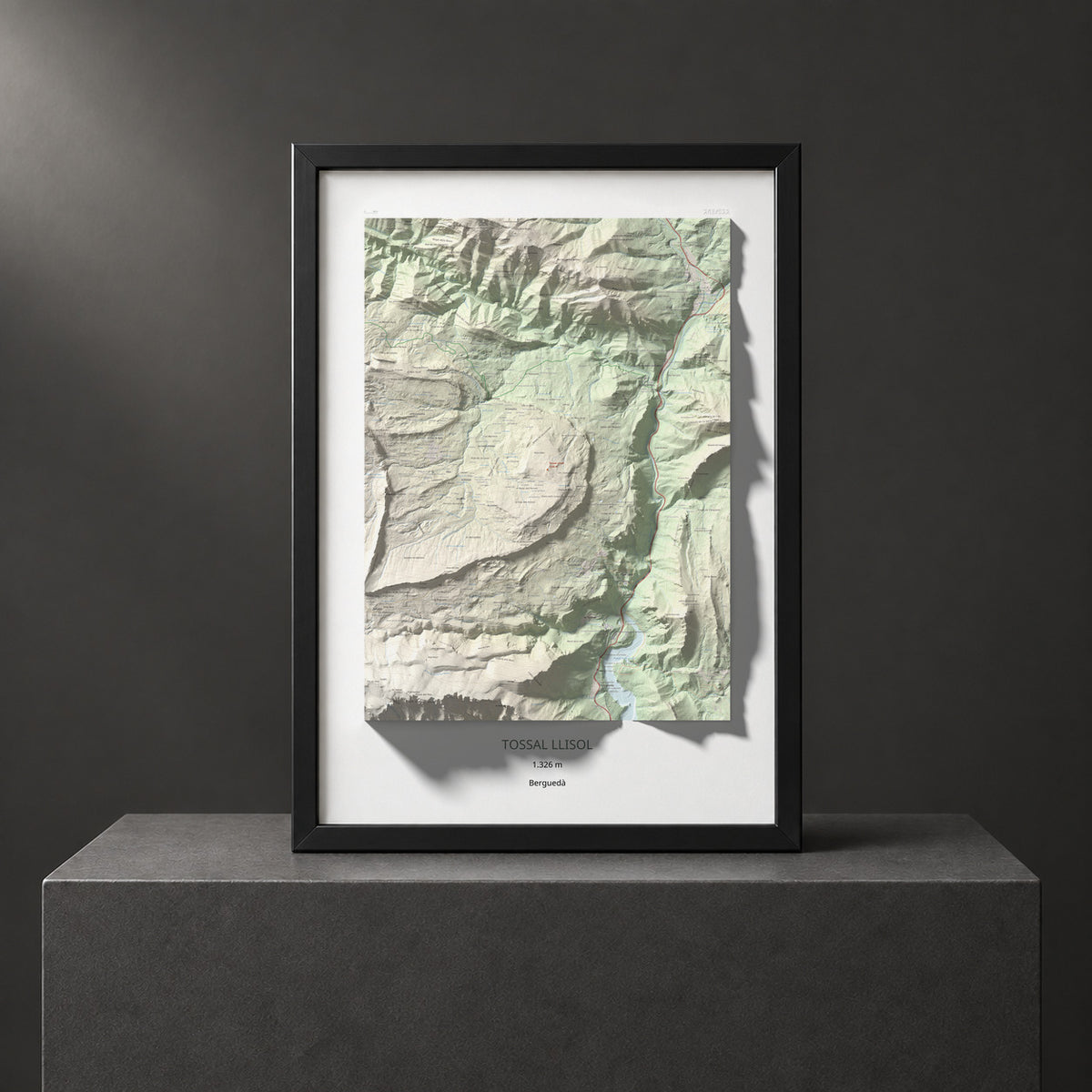 Mapa de relieve de Tossal Llisol, 1326 m, Berguedà, lámina 100 Cims de Trobart. Presentación enmarcada. 70 × 100 cm.