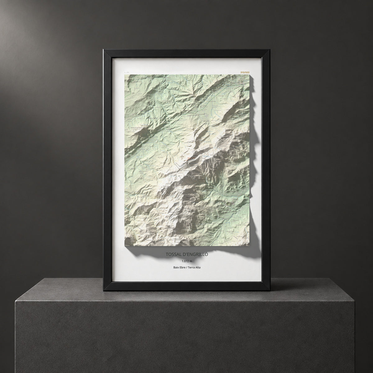 Mapa de relieve de Tossal d'Engrilló, 1072 m, Baix Ebre · Terra Alta, lámina 100 Cims de Trobart. Presentación enmarcada. 61 × 91 cm.