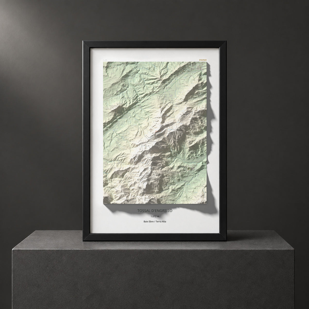 Mapa de relieve de Tossal d'Engrilló, 1072 m, Baix Ebre · Terra Alta, lámina 100 Cims de Trobart. Presentación enmarcada. 70 × 100 cm.