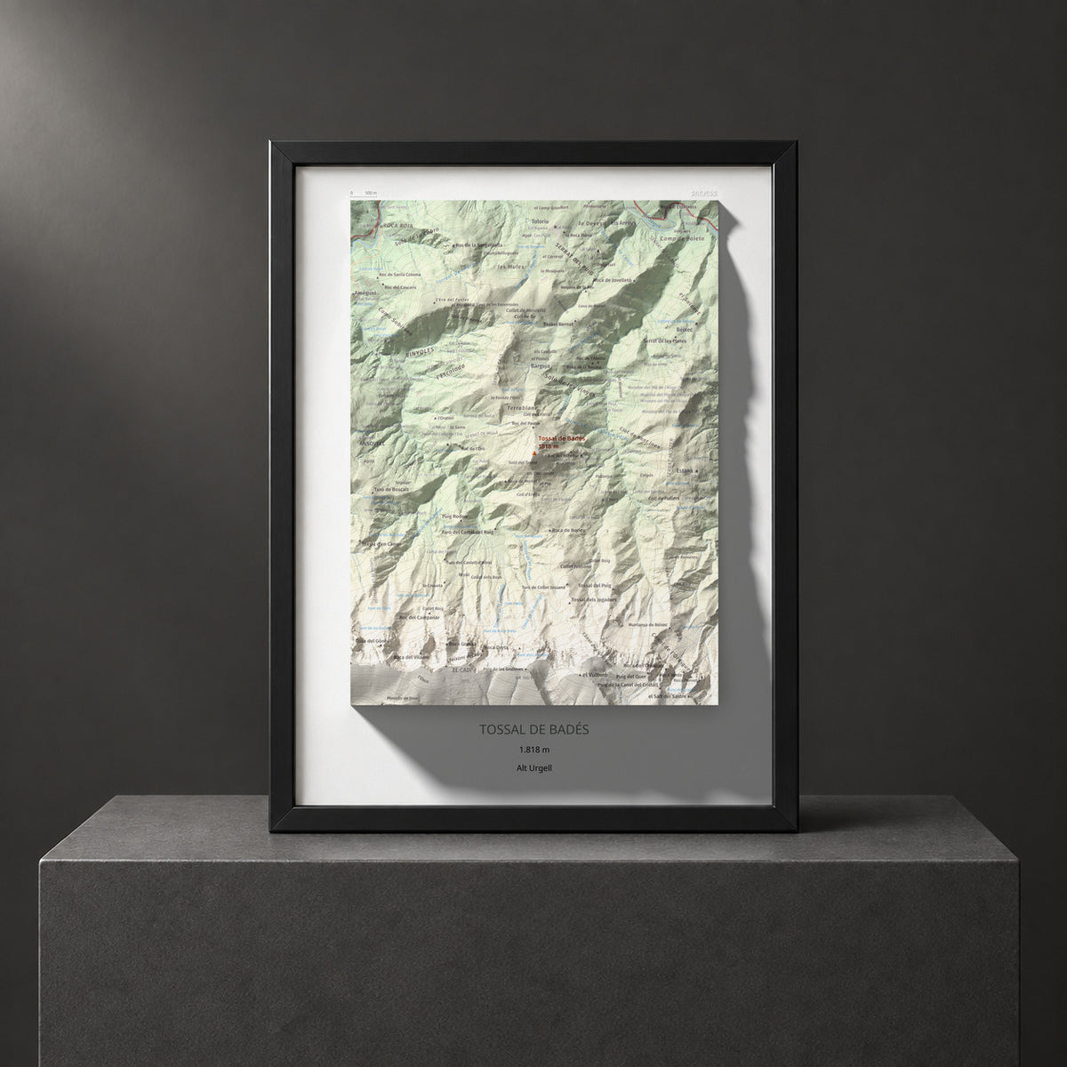 Mapa de relieve de Tossal de Badés, 1818 m, Alt Urgell, lámina 100 Cims de Trobart. Presentación enmarcada. 30 × 40 cm.