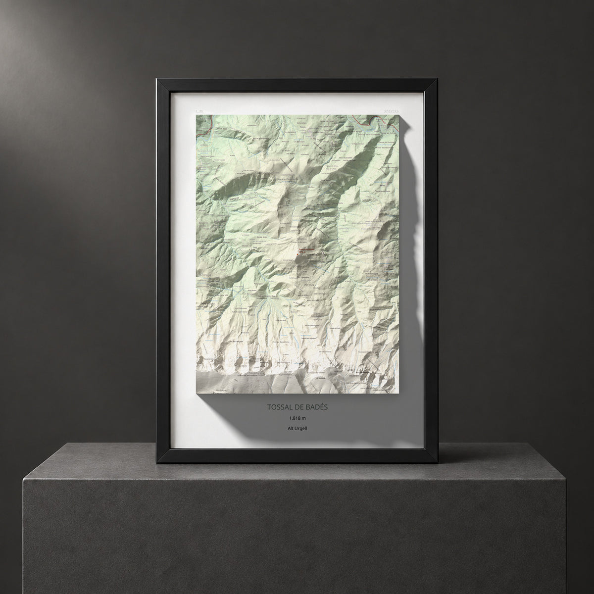 Mapa de relieve de Tossal de Badés, 1818 m, Alt Urgell, lámina 100 Cims de Trobart. Presentación enmarcada. 50 × 70 cm.