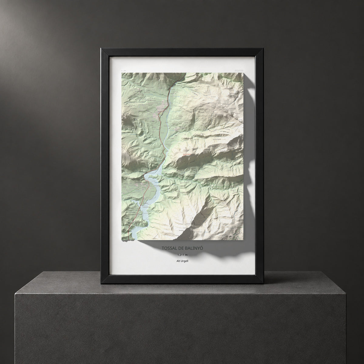 Mapa de relieve de Tossal de Balinyó, 1211 m, Alt Urgell, lámina 100 Cims de Trobart. Presentación enmarcada. 61 × 91 cm.