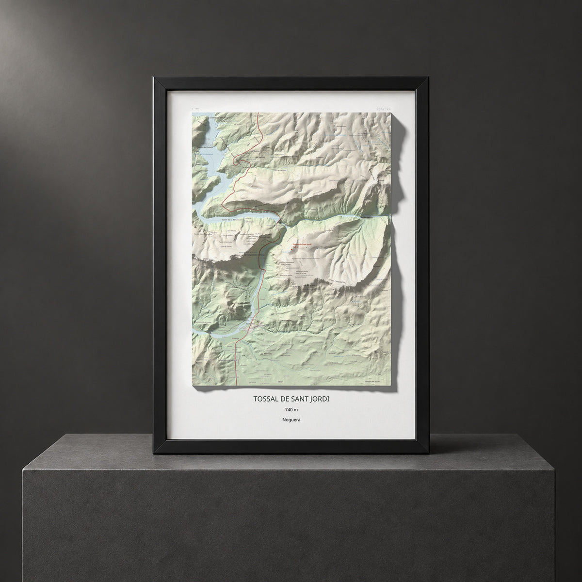 Mapa de relieve de Tossal de Sant Jordi, 740 m, Noguera, lámina 100 Cims de Trobart. Presentación enmarcada. 50 × 70 cm.