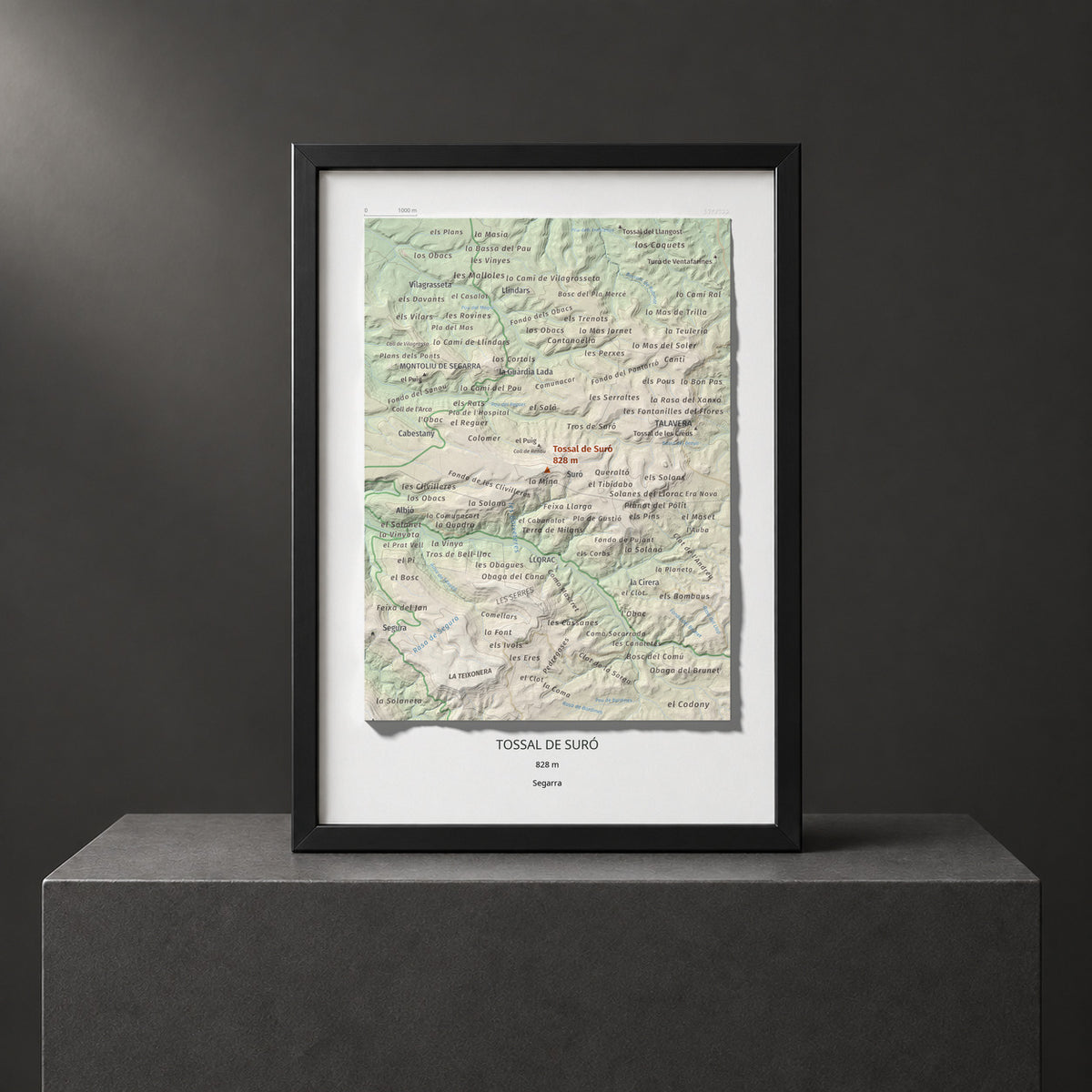 Mapa de relieve de Tossal de Suró, 828 m, Segarra, lámina 100 Cims de Trobart. Presentación enmarcada. 21 × 30 cm.