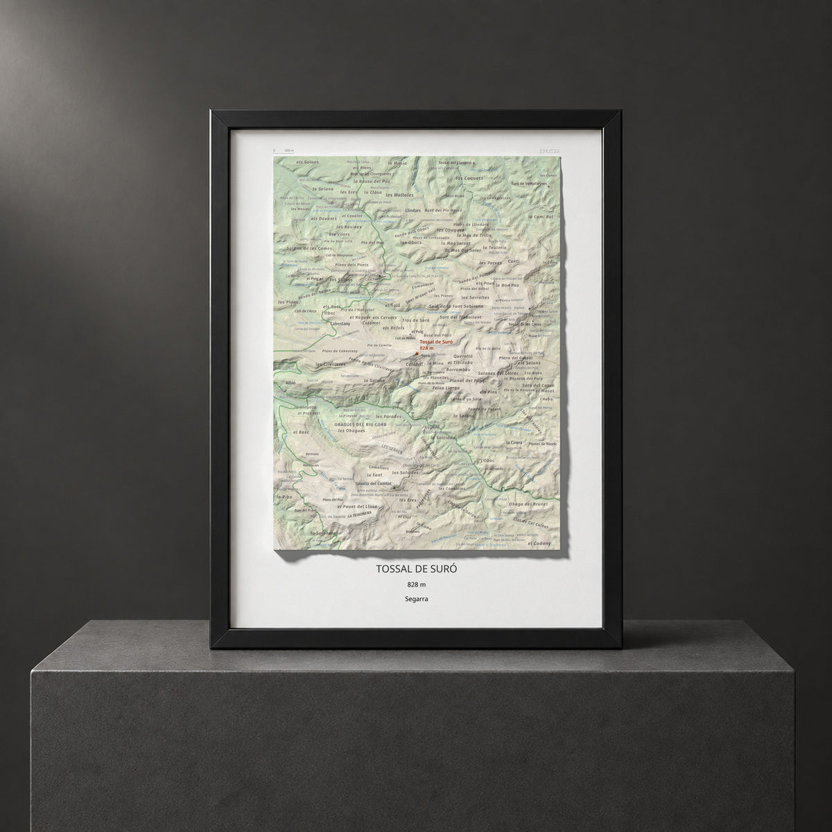Mapa de relieve de Tossal de Suró, 828 m, Segarra, lámina 100 Cims de Trobart. Presentación enmarcada. 30 × 40 cm.