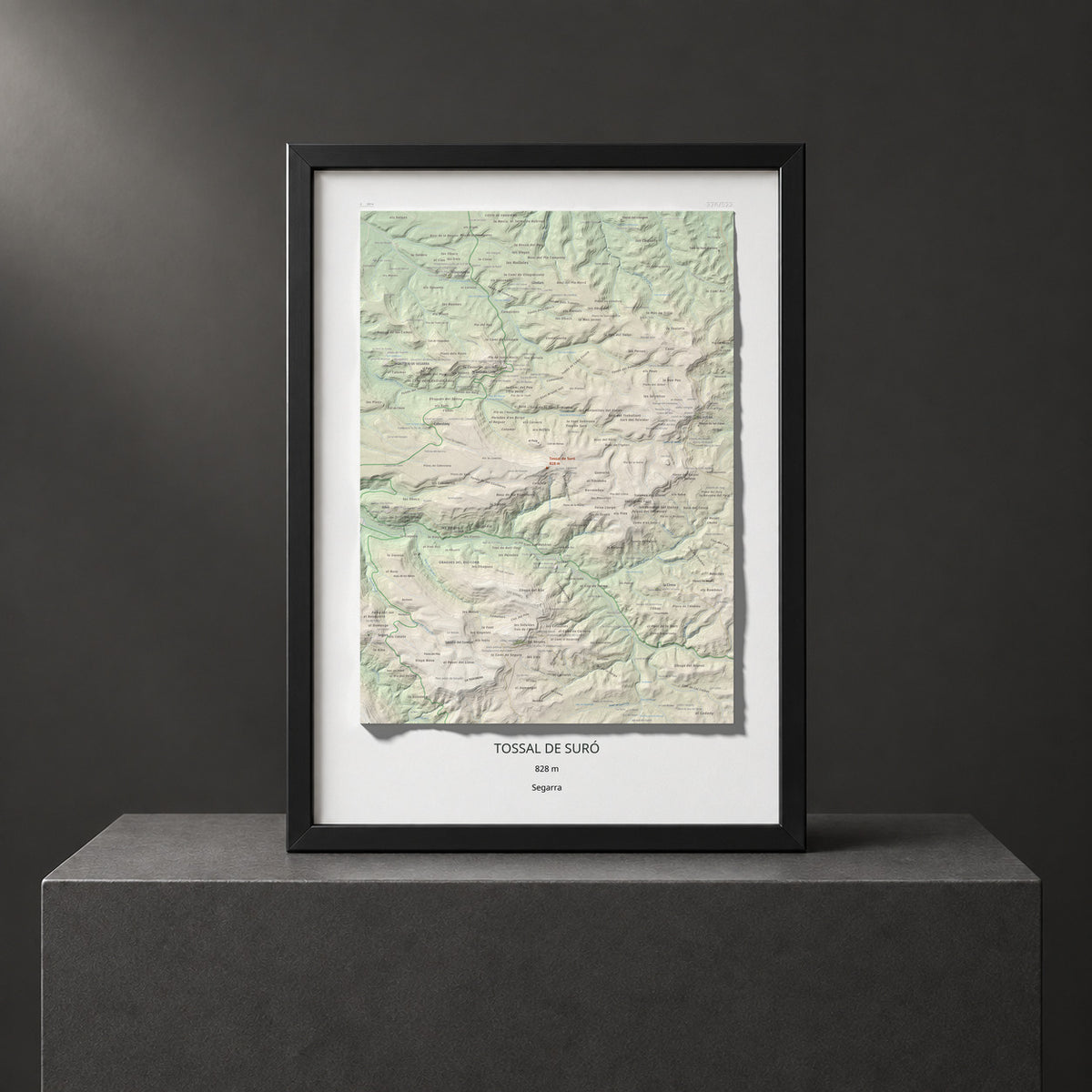 Mapa de relieve de Tossal de Suró, 828 m, Segarra, lámina 100 Cims de Trobart. Presentación enmarcada. 50 × 70 cm.