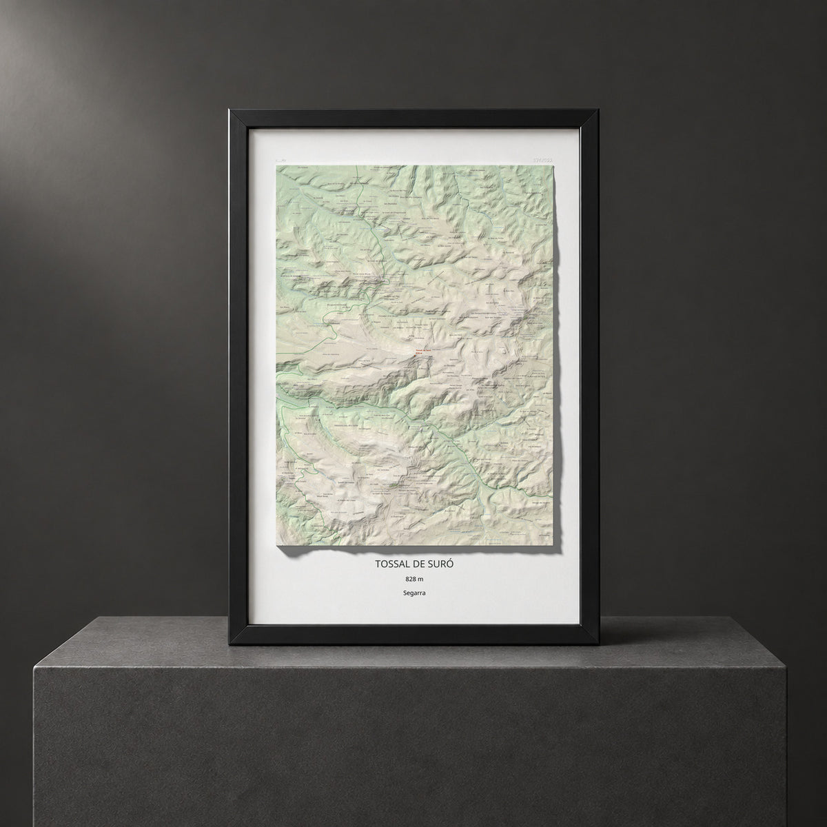 Mapa de relieve de Tossal de Suró, 828 m, Segarra, lámina 100 Cims de Trobart. Presentación enmarcada. 61 × 91 cm.