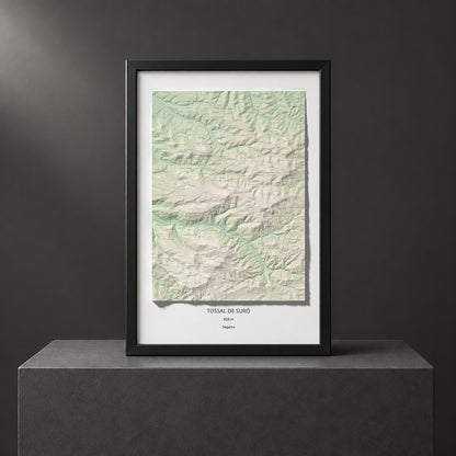 Mapa de relieve de Tossal de Suró, 828 m, Segarra, lámina 100 Cims de Trobart. Presentación enmarcada. 61 × 91 cm.