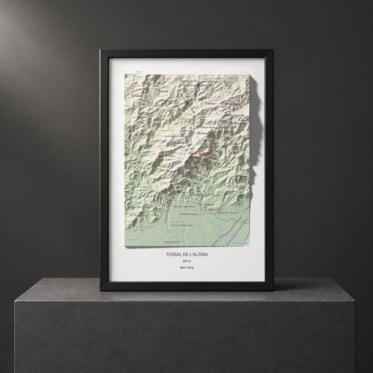 Mapa topogràfic del relleu: Tossal de l'Alzina, 697 m. Presentació emmarcada. 21 × 30 cm.
