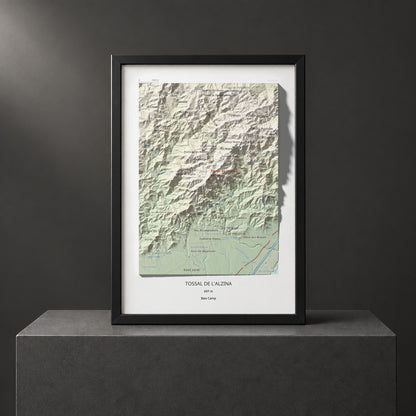Mapa topogràfic del relleu: Tossal de l'Alzina, 697 m. Presentació emmarcada. 21 × 30 cm.