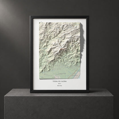 Mapa topogràfic del relleu: Tossal de l'Alzina, 697 m. Presentació emmarcada. 30 × 40 cm.