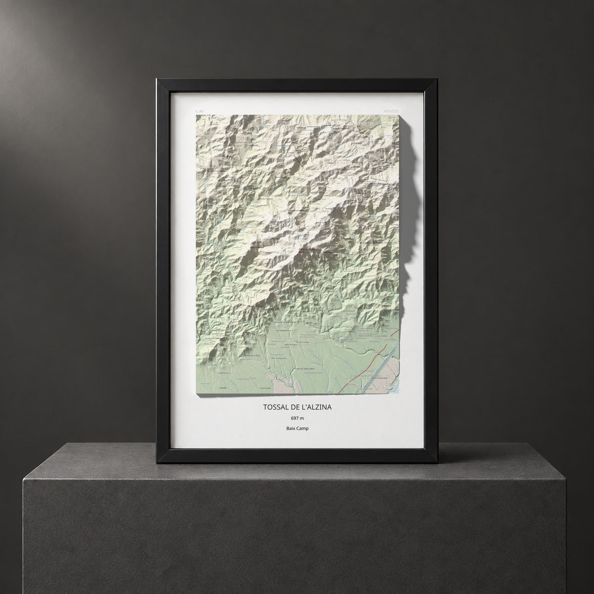 Mapa topogràfic del relleu: Tossal de l'Alzina, 697 m. Presentació emmarcada. 50 × 70 cm.