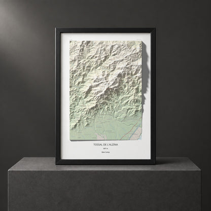 Mapa topogràfic del relleu: Tossal de l'Alzina, 697 m. Presentació emmarcada. 50 × 70 cm.