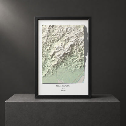 Mapa topogràfic del relleu: Tossal de l'Alzina, 697 m. Presentació emmarcada. 61 × 91 cm.