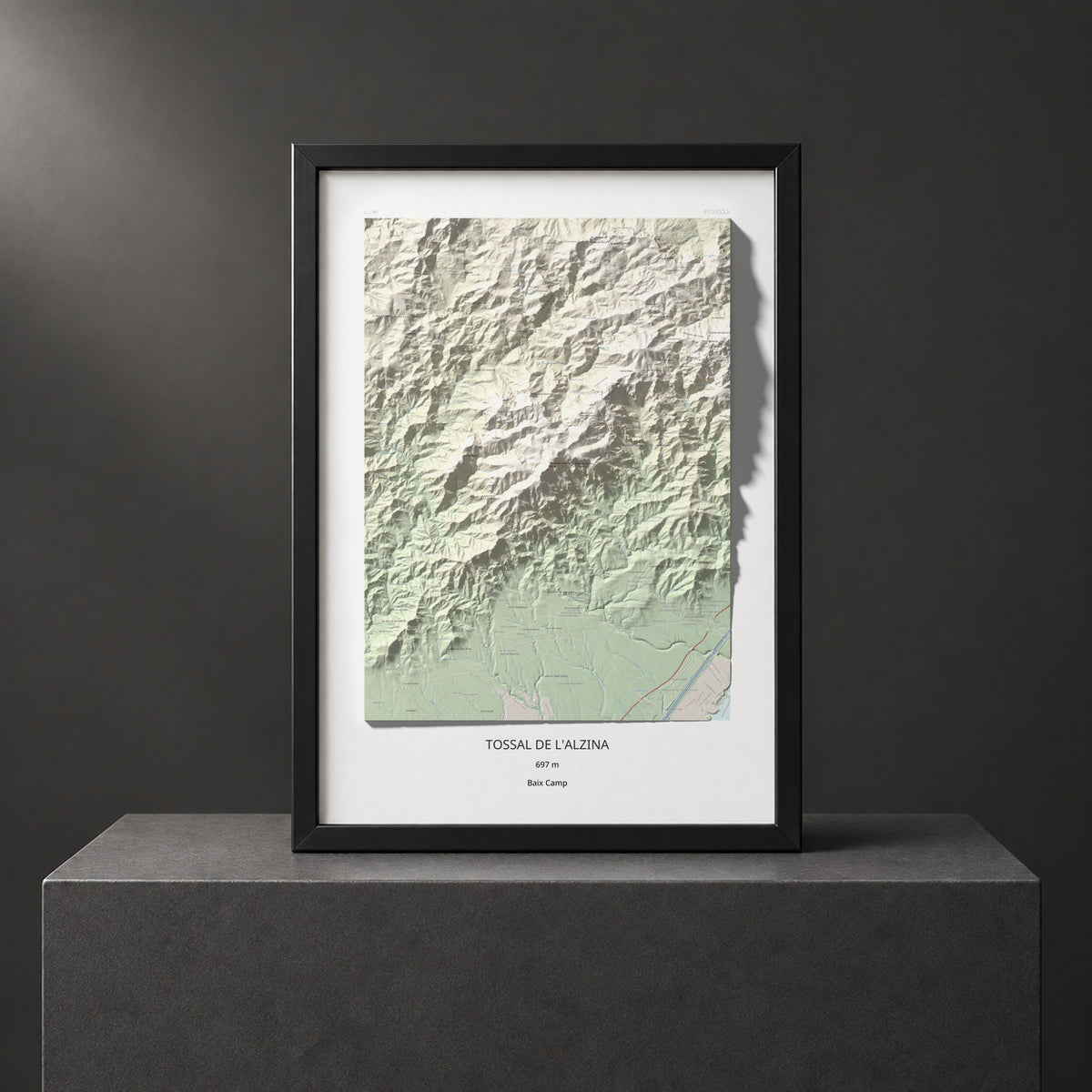 Mapa topogràfic del relleu: Tossal de l'Alzina, 697 m. Presentació emmarcada. 70 × 100 cm.