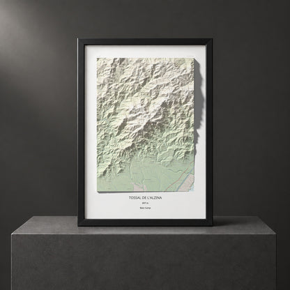 Mapa topogràfic del relleu: Tossal de l'Alzina, 697 m. Presentació emmarcada. 70 × 100 cm.