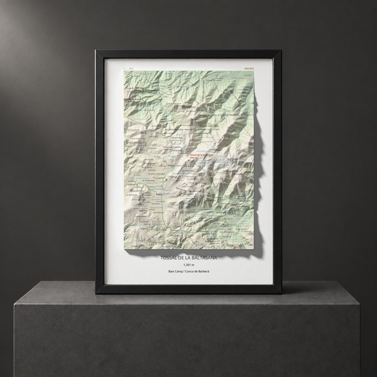 Mapa de relieve de Tossal de la Baltasana, 1201 m, Baix Camp · Conca de Barberà, lámina 100 Cims de Trobart. Presentación enmarcada. 30 × 40 cm.