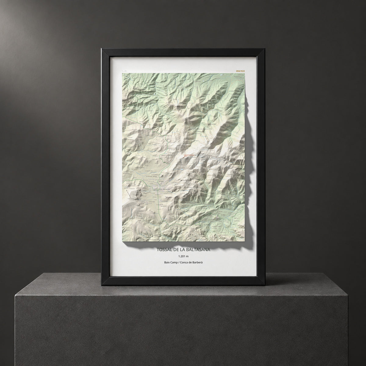 Mapa de relieve de Tossal de la Baltasana, 1201 m, Baix Camp · Conca de Barberà, lámina 100 Cims de Trobart. Presentación enmarcada. 61 × 91 cm.