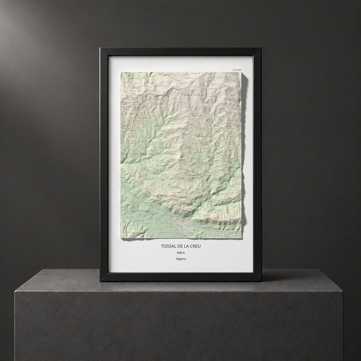 Mapa de relieve de Tossal de la Creu, 658 m, Segarra, lámina 100 Cims de Trobart. Presentación enmarcada. 61 × 91 cm.