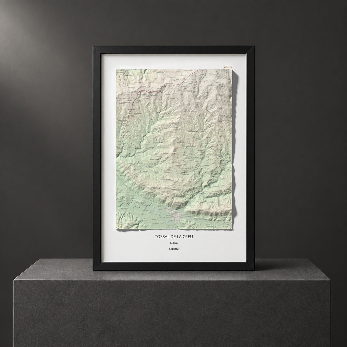 Mapa de relieve de Tossal de la Creu, 658 m, Segarra, lámina 100 Cims de Trobart. Presentación enmarcada. 70 × 100 cm.