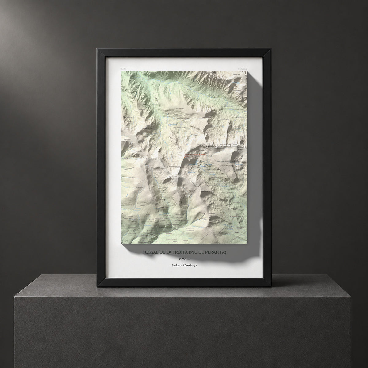 Mapa de relieve de Tossal de la Truita (Pic de Perafita), 2753 m, Andorra · Cerdanya, lámina 100 Cims de Trobart. Presentación enmarcada. 50 × 70 cm.