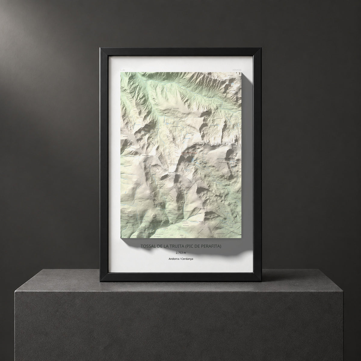 Mapa de relieve de Tossal de la Truita (Pic de Perafita), 2753 m, Andorra · Cerdanya, lámina 100 Cims de Trobart. Presentación enmarcada. 61 × 91 cm.