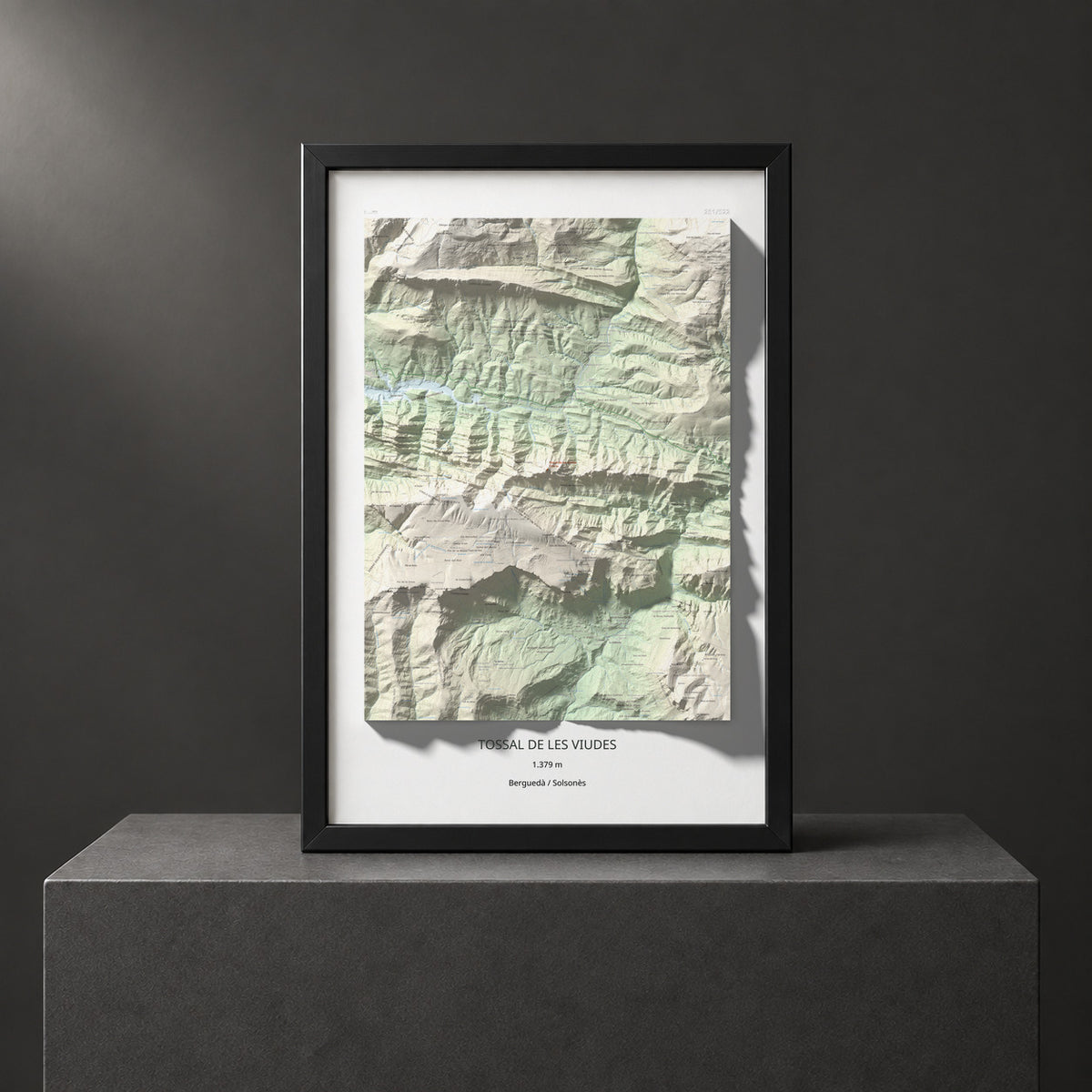 Mapa de relieve de Tossal de les Viudes, 1379 m, Berguedà · Solsonès, lámina 100 Cims de Trobart. Presentación enmarcada. 61 × 91 cm.