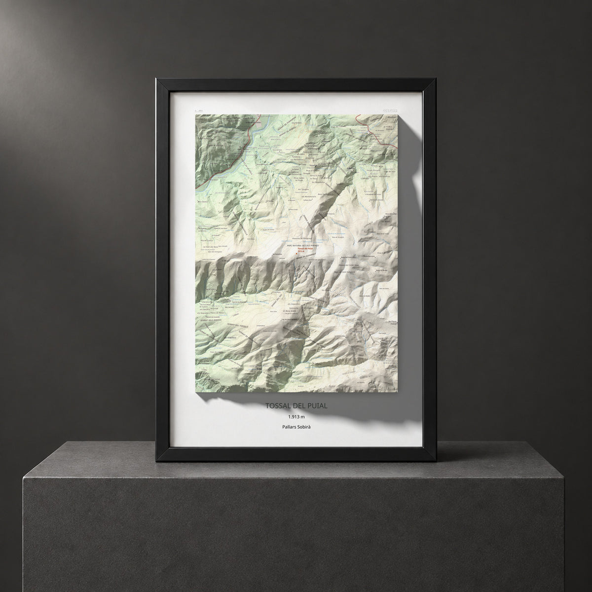 Mapa de relieve de Tossal del Puial, 1913 m, Pallars Sobirà, lámina 100 Cims de Trobart. Presentación enmarcada. 50 × 70 cm.