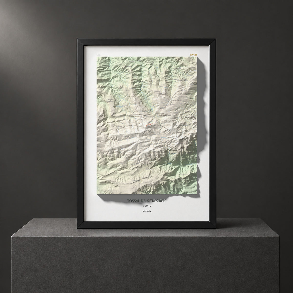 Mapa de relieve de Tossal dels Tres Reis, 1350 m, Montsià, lámina 100 Cims de Trobart. Presentación enmarcada. 50 × 70 cm.
