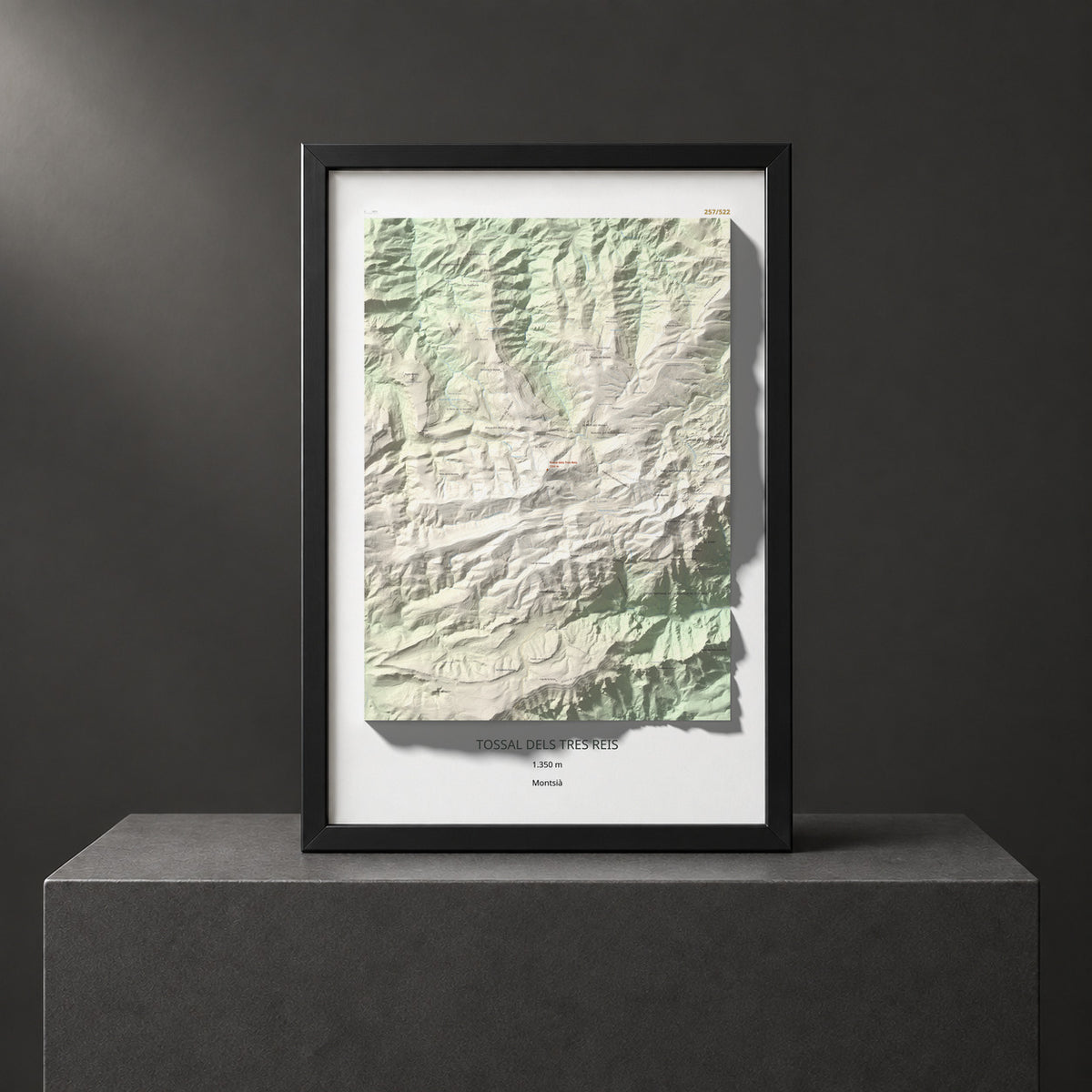 Mapa de relieve de Tossal dels Tres Reis, 1350 m, Montsià, lámina 100 Cims de Trobart. Presentación enmarcada. 61 × 91 cm.