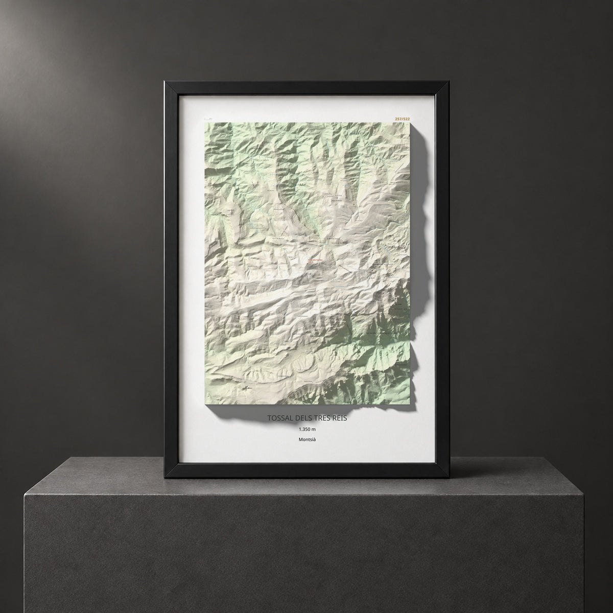 Mapa de relieve de Tossal dels Tres Reis, 1350 m, Montsià, lámina 100 Cims de Trobart. Presentación enmarcada. 70 × 100 cm.