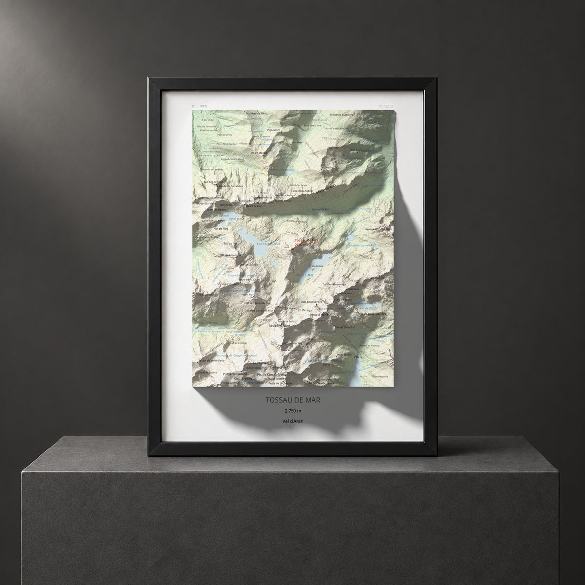 Mapa de relieve de Tossau de Mar, 2750 m, Val d'Aran, lámina 100 Cims de Trobart. Presentación enmarcada. 30 × 40 cm.