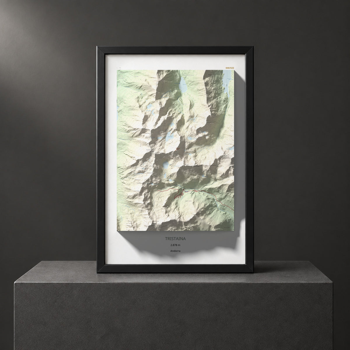 Mapa de relieve de Tristaina, 2878 m, Andorra, lámina 100 Cims de Trobart. Presentación enmarcada. 61 × 91 cm.