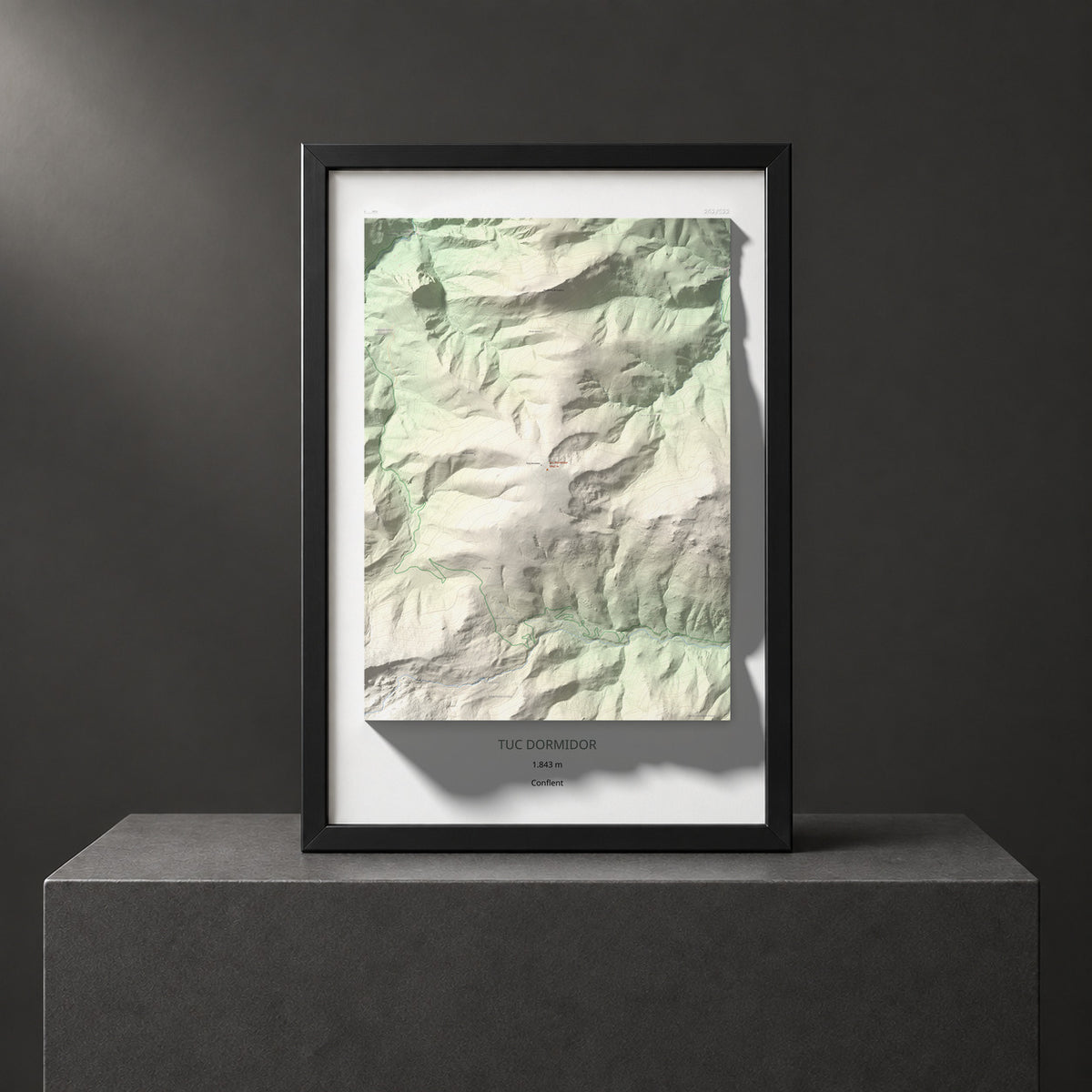 Mapa de relieve de Tuc Dormidor, 1843 m, Conflent, lámina 100 Cims de Trobart. Presentación enmarcada. 61 × 91 cm.