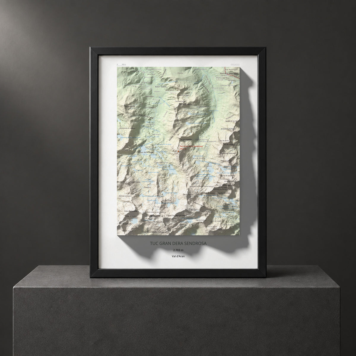 Mapa de relieve de Tuc Gran dera Sendrosa, 2703 m, Val d'Aran, lámina 100 Cims de Trobart. Presentación enmarcada. 30 × 40 cm.