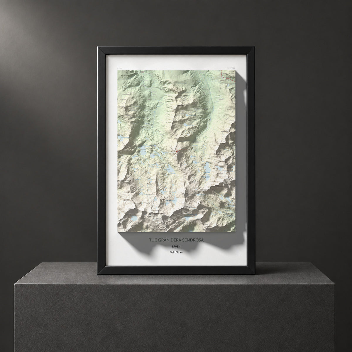 Mapa de relieve de Tuc Gran dera Sendrosa, 2703 m, Val d'Aran, lámina 100 Cims de Trobart. Presentación enmarcada. 61 × 91 cm.