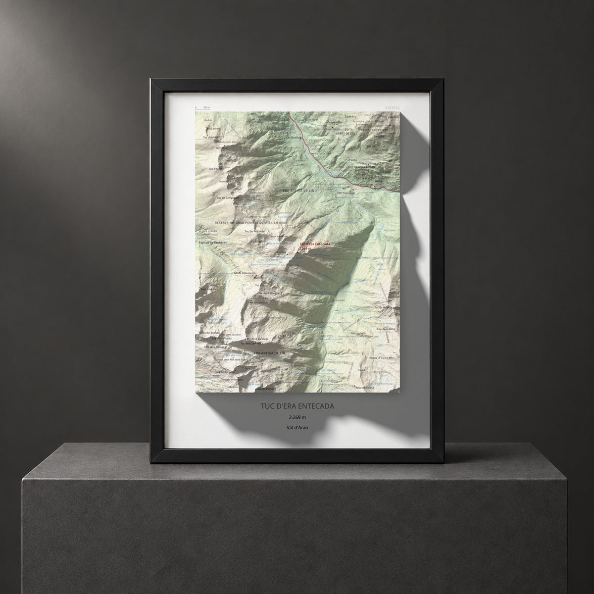 Mapa de relieve de Tuc d'Era Entecada, 2269 m, Val d'Aran, lámina 100 Cims de Trobart. Presentación enmarcada. 30 × 40 cm.