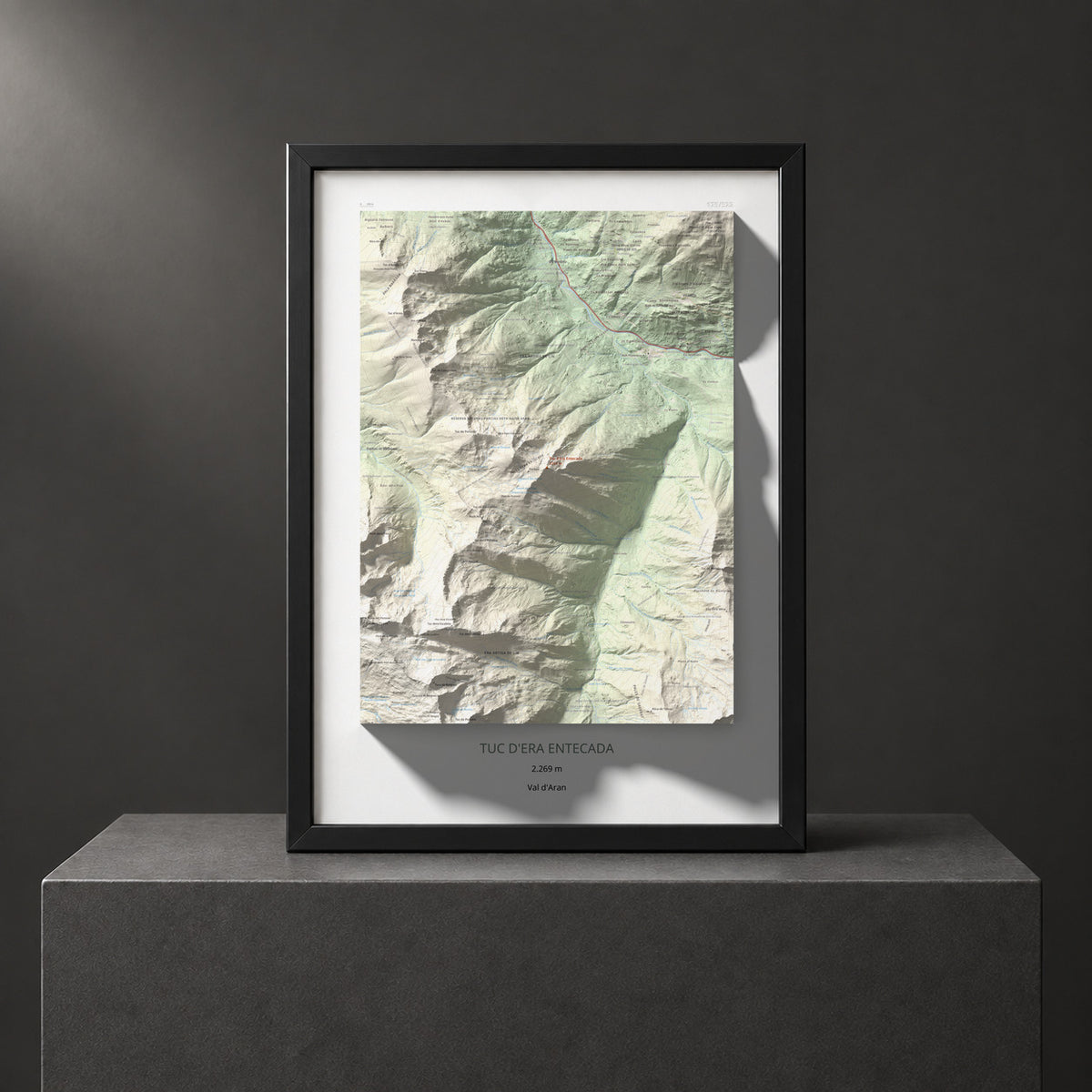 Mapa de relieve de Tuc d'Era Entecada, 2269 m, Val d'Aran, lámina 100 Cims de Trobart. Presentación enmarcada. 50 × 70 cm.
