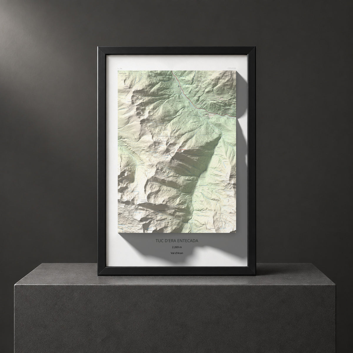 Mapa de relieve de Tuc d'Era Entecada, 2269 m, Val d'Aran, lámina 100 Cims de Trobart. Presentación enmarcada. 61 × 91 cm.