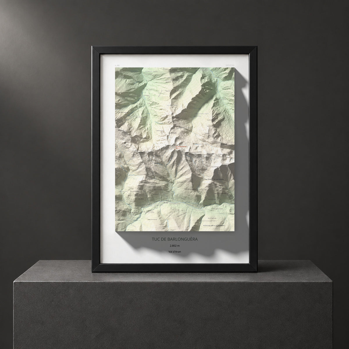 Mapa de relieve de Tuc de Barlonguèra, 2802 m, Val d'Aran, lámina 100 Cims de Trobart. Presentación enmarcada. 50 × 70 cm.