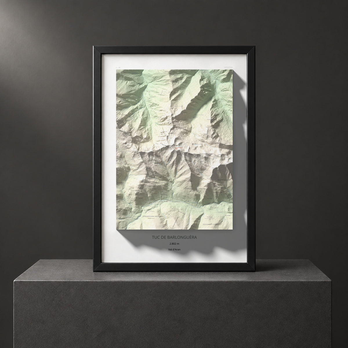 Mapa de relieve de Tuc de Barlonguèra, 2802 m, Val d'Aran, lámina 100 Cims de Trobart. Presentación enmarcada. 70 × 100 cm.